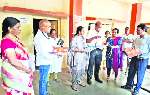ప్రతి విద్యార్థికి స్కూల్‌ కిట్లు అందాలి 
