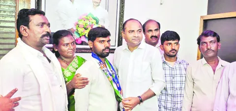 వైఎస్సార్‌ సీపీలో చేరిన వార్డు సభ్యుడు 