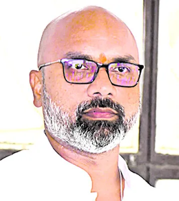 గ్రూపు రాజకీయాలకు చెక్‌ 