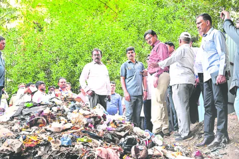 నాలాల కబ్జాలను పరిశీలించిన హైడ్రా కమిషనర్‌