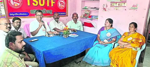 ప్రభుత్వ బడుల్లోనే చేర్పించాలి