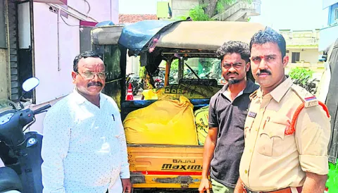 300 కిలోల రేషన్‌ బియ్యం పట్టివేత 