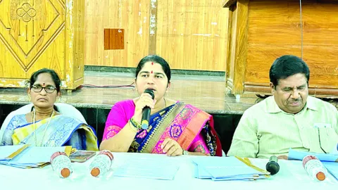 నష్టపోయిన రైతులను ఆదుకోండి 