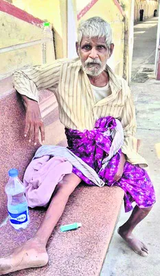 రైలు నుంచి జారిపడి వృద్ధుడి మృతి 