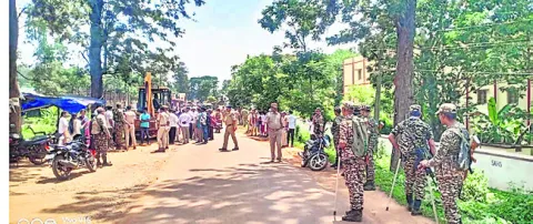 ఆక్రమణల తొలగింపుతో ఉద్రిక్తత 
