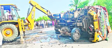 రెండు లారీలు ఢీ.. డ్రైవర్‌కు తీవ్ర గాయాలు