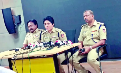 బైక్‌ ప్రయాణికులకు హెల్మెట్‌ రక్ష 