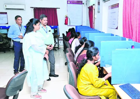 ప్రశాంతంగా డీఎస్సీ పరీక్షలు ప్రారంభం 