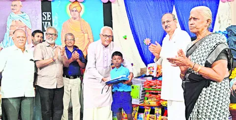 విద్యా ఉపకరణాల పంపిణీ 