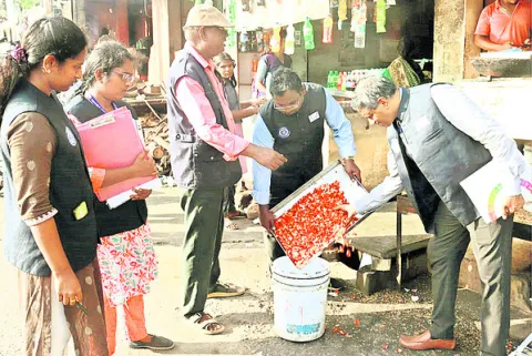 ఫుడ్‌ కంట్రోల్‌ అధికారుల తనిఖీలు 