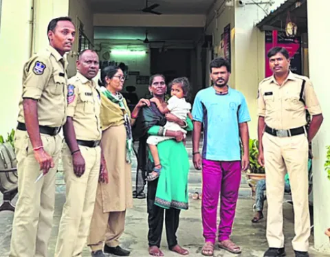 తప్పిపోయిన చిన్నారిని అప్పగింత
