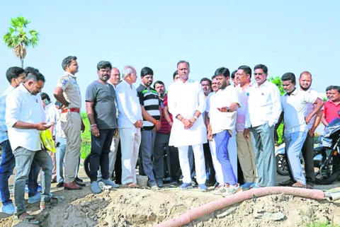 రోడ్డు విస్తరణకు సహకరించాలి