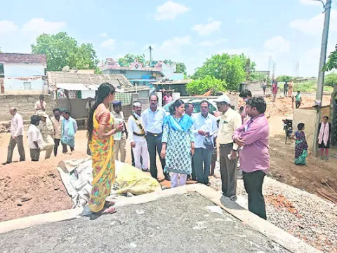 ఇందిరమ్మ ఇళ్ల నిర్మాణాన్ని పూర్తి చేయాలి