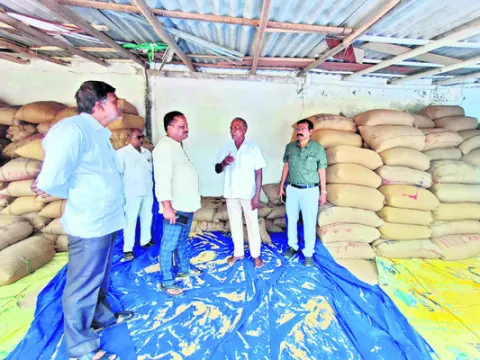 లాకర్‌లో బంగారు ఆభరణం మాయం 