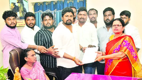 విద్యార్థుల జీవితాలతో కూటమి చెలగాటం 
