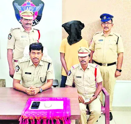బంగారం చోరీ చేసిన వ్యక్తి అరెస్ట్‌ 