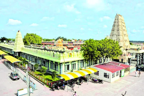 అమ్మ సన్నిధిలో అన్నీ నగదు లావాదేవీలే! 