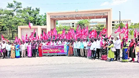 పెండింగ్‌ వేతనాలు చెల్లించండి..