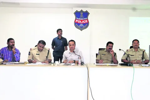 క్రమశిక్షణతో పనిచేయాలి