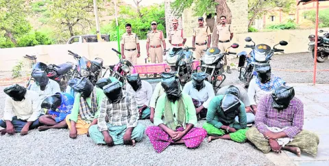 పేకాటరాయుళ్ల అరెస్టు 