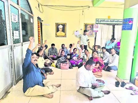 డీఈఓ ఆఫీసు ముందు ఏపీటీఎఫ్‌ నిరసన 