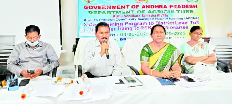 ప్రకృతి వ్యవసాయమే రైతులకు దిక్సూచి 