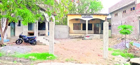 ప్రహరీ నిర్మాణానికి విరాళాల సేకరణ