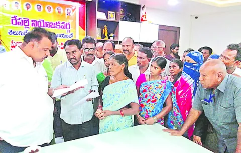 జగనన్న కాలనీలో సమస్యలు పరిష్కరించాలి 