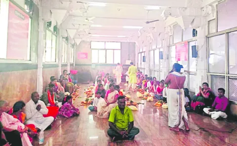రత్నగిరికి పోటెత్తిన భక్తజనం 