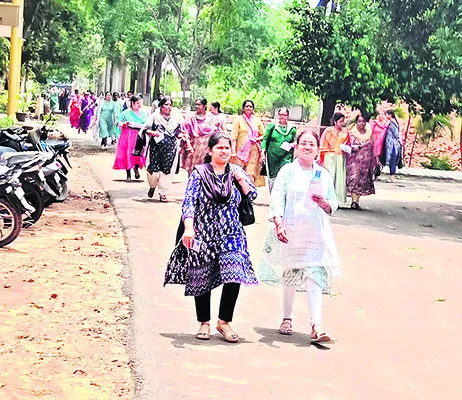 డీఎస్సీ పరీక్షలు ప్రారంభం 