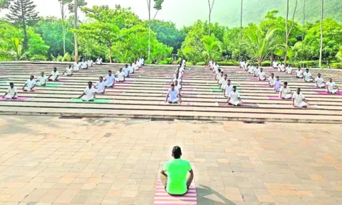 ఖైదీలకు యోగా శిక్షణ 
