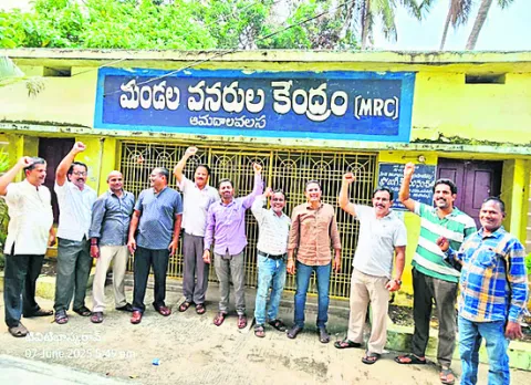ప్రభుత్వ తీరుపై ఉపాధ్యాయుల ఆందోళన 