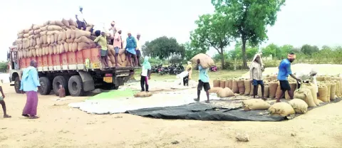 లక్ష్యం చేరని ధాన్యం సేకరణ