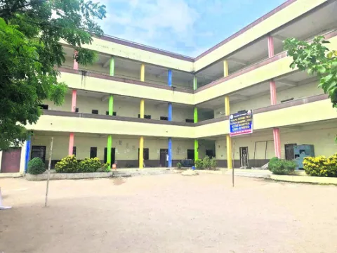 అడ్మిషన్లు ఓ చోట.. చదువు మరోచోట 