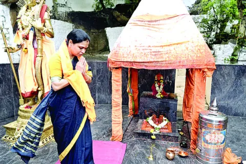 ఆలయాల్లో గాలి సతీమణి పూజలు