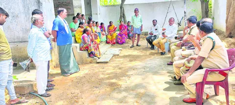 రోడ్డు పనులను అడ్డుకున్న అటవీ అధికారులు