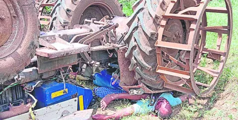 ట్రాక్టర్‌ బోల్తాపడి రైతు మృతి