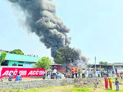 ప్లాస్టిక్‌ సామగ్రి నిల్వ కేంద్రంలో భారీ అగ్నిప్రమాదం