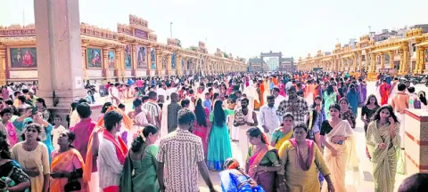 శ్రీమఠంలో భక్తుల రద్దీ 