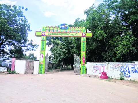 ఆదాయం అంతంతే..