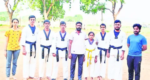 రాష్ట్రస్థాయి తైక్వాండో పోటీలకు బొబ్బిలి విద్యార్థులు