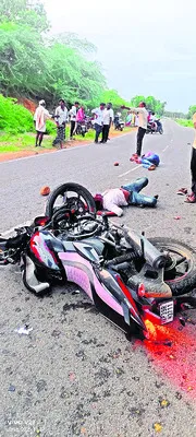 రోడ్డు ప్రమాదంలో ఫీల్ట్‌ అసిస్టెంట్లకు తీవ్ర గాయాలు