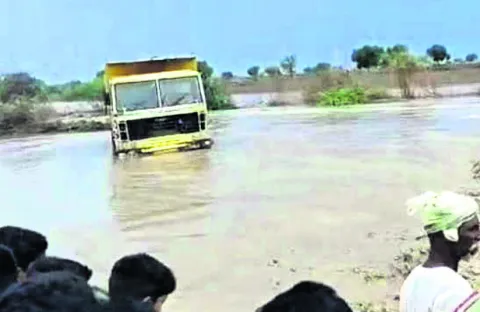 భారీ వర్షానికి కొట్టుకుపోయిన వంతెన