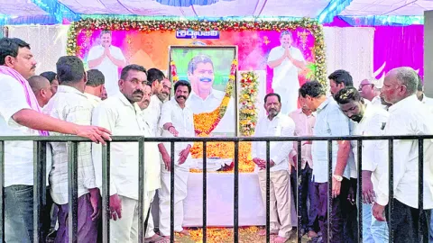 మాజీ ఎమ్మెల్యేకు ప్రముఖుల నివాళి