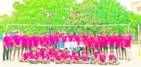 ముగిసిన వేసవి వాలీబాల్‌ శిబిరం 