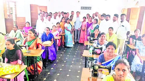 రాజకీయ పార్టీ కార్యక్రమంలా.. కుట్టు శిక్షణ కేంద్రం ప్రా