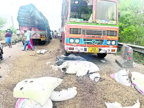 లారీల ఢీ.. తప్పిన ప్రమాదం 