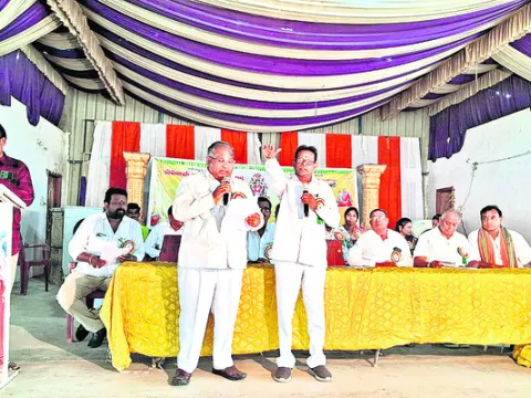 ఆర్యవైశ్యులు అన్ని రంగాల్లో రాణించాలి