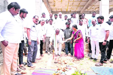 ఇందిరమ్మ ఇళ్ల నిర్మాణానికి విప్‌ భూమిపూజ
