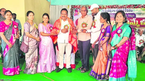 ● తరలివచ్చిన పూర్వ గురువులు, విద్యార్థులు
